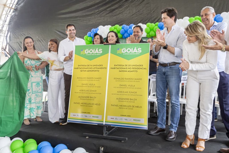 Deputado Jamil Calife, ao lado do vice-governador Daniel Vilela, participa da entrega de 34 casas populares em Cumari