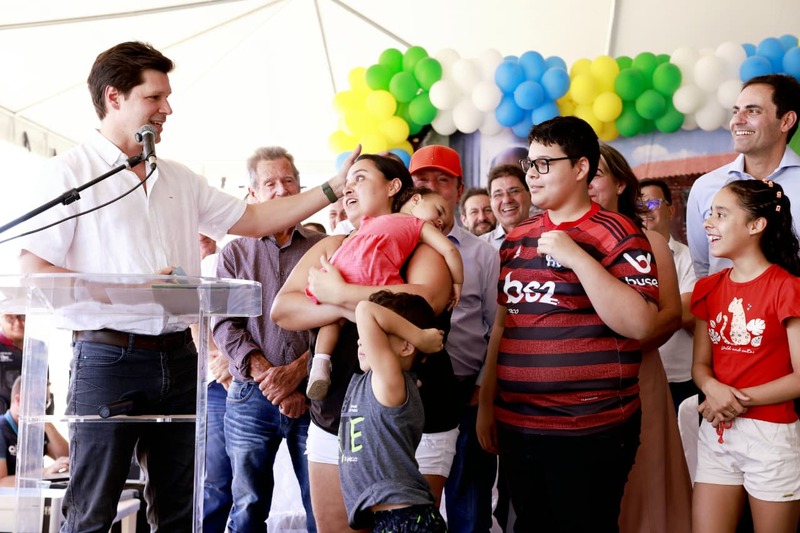 Jamil Calife marca presença na entrega de 49 casas a custo zero em Rio Quente