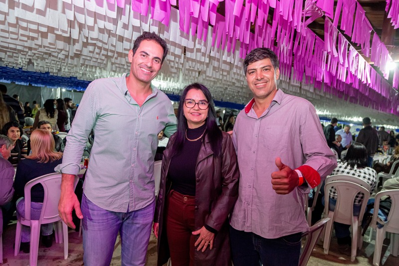 Jamil Calife prestigia tradicional Festa do Varão, em Davinópolis, ao lado da prefeita Vanusa Bento e lideranças